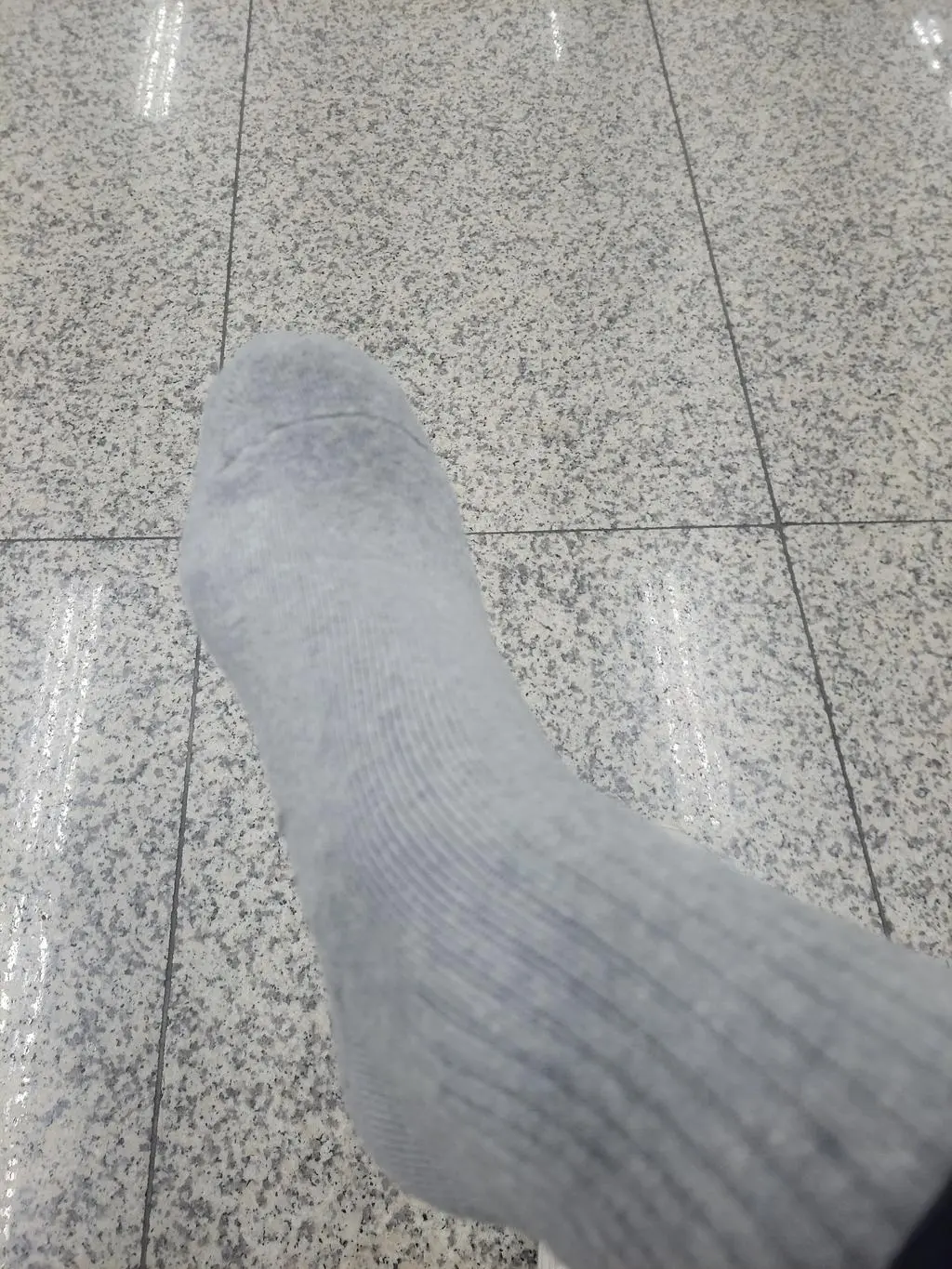 딸아이와 같이 신어 보려 구입해 봤는데 235사이즈 운동화 신는 딸과 245신는 제가  같