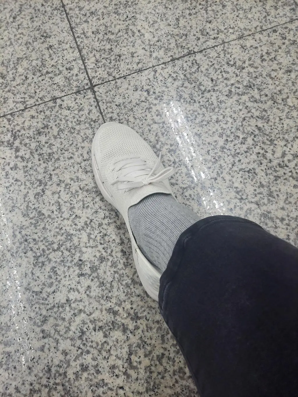 딸아이와 같이 신어 보려 구입해 봤는데 235사이즈 운동화 신는 딸과 245신는 제가  같