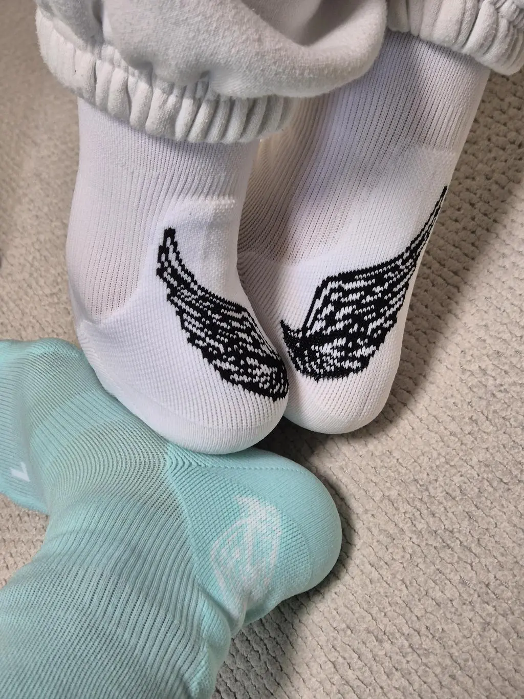 쫀쫀하게 발을 잘 잡아주고 바닥 쿠션이 발을 편안하게 만들어주네요.
