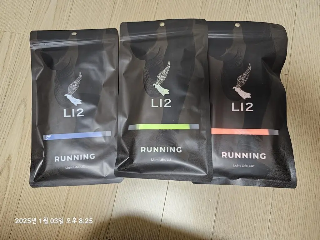 색상이 다양하고 쨍하니 예쁩니다. 신어보니 가볍고 적당히 얇은데, 중요한 포인트들은