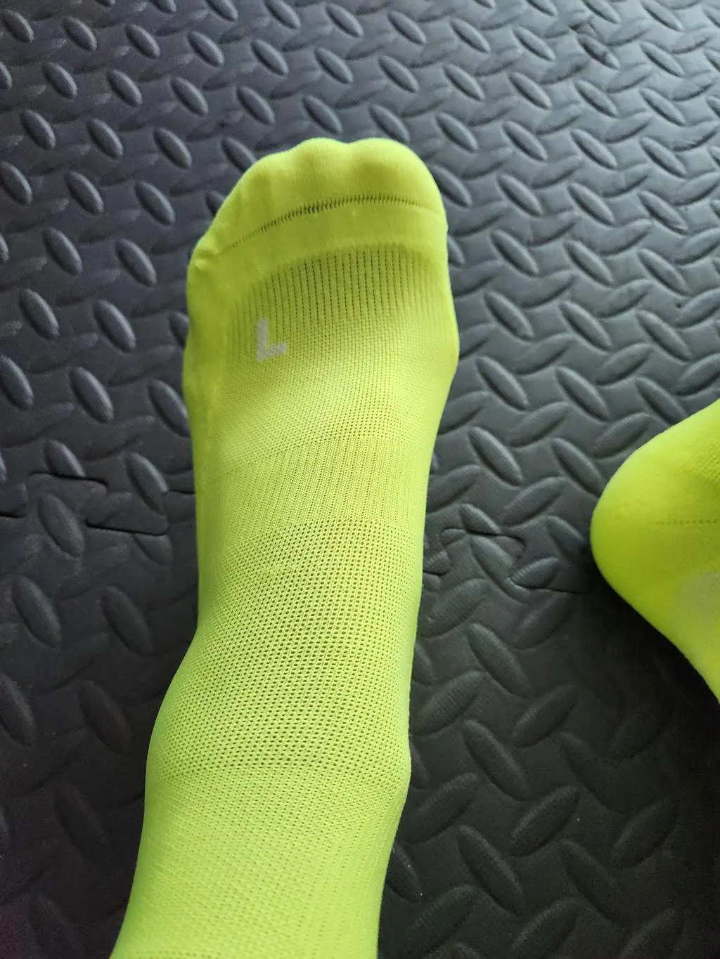 저는 양말은나xx.아xx을 주로신었는데 이가격에  엄지쪽쿠션덧뎀이나 발전체잡아주는 쫀