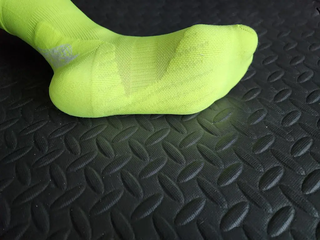 저는 양말은나xx.아xx을 주로신었는데 이가격에  엄지쪽쿠션덧뎀이나 발전체잡아주는 쫀