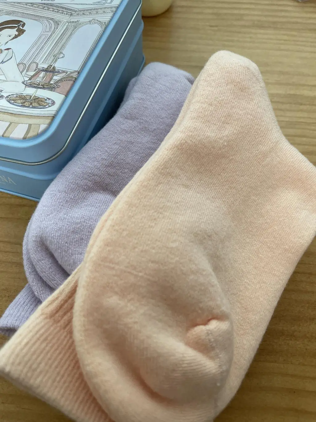 이 양말 신고 걸어다니면 확실히 덜 피곤해요 블프 때 깔별로 샀는데 겨울에는 약간 추