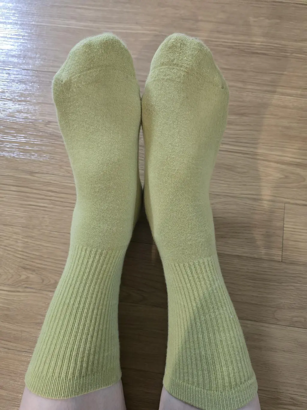 양말 색깔도 너무 예쁘고 산뜻 함니다. 바닥 부분이 약간 두꺼워서 좋습니다.