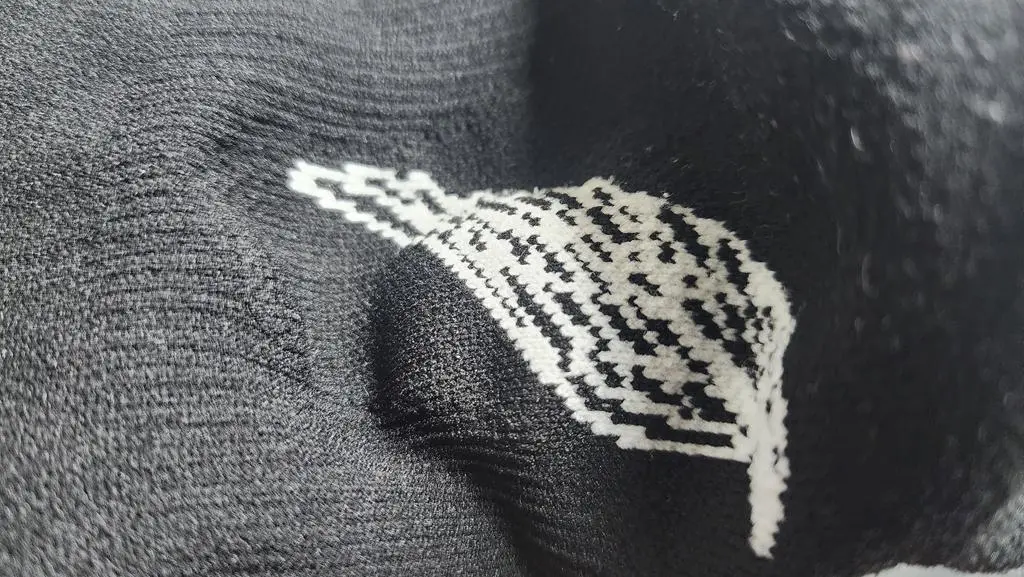 여러 러닝용 양말을 알아보다가 구입하게 되었는데 좌우로 구분되어 있고 뒤꿈치 쪽 날