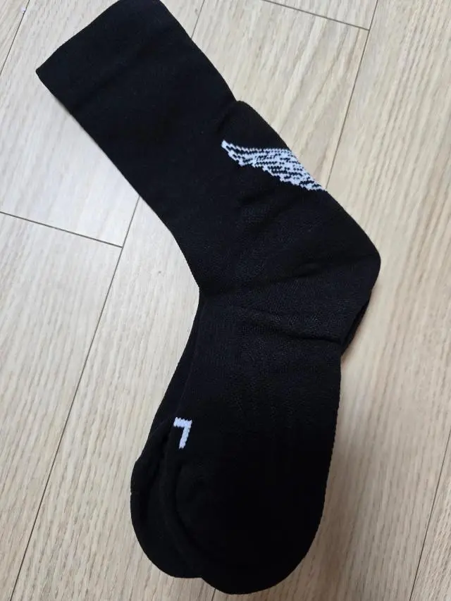 일반 양말보다 아치를 잡아주는거 같은데 신을때 조금 힘듭니다
