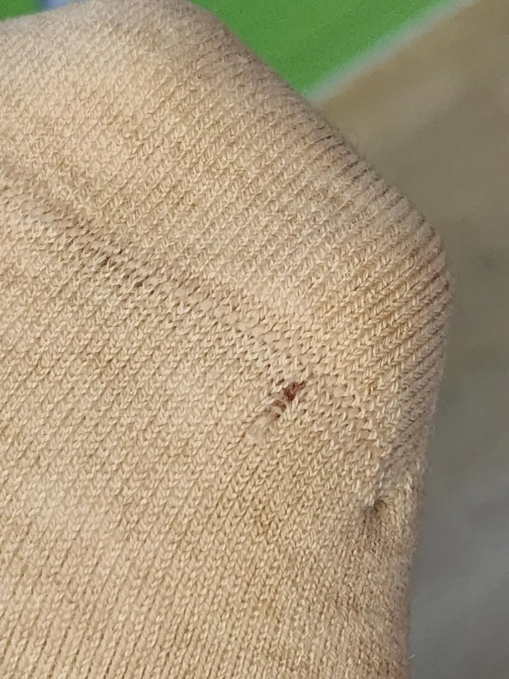 아직 안 열어봤는데 함께 구매한 메리노 울 양말에서 올이 나가있네요