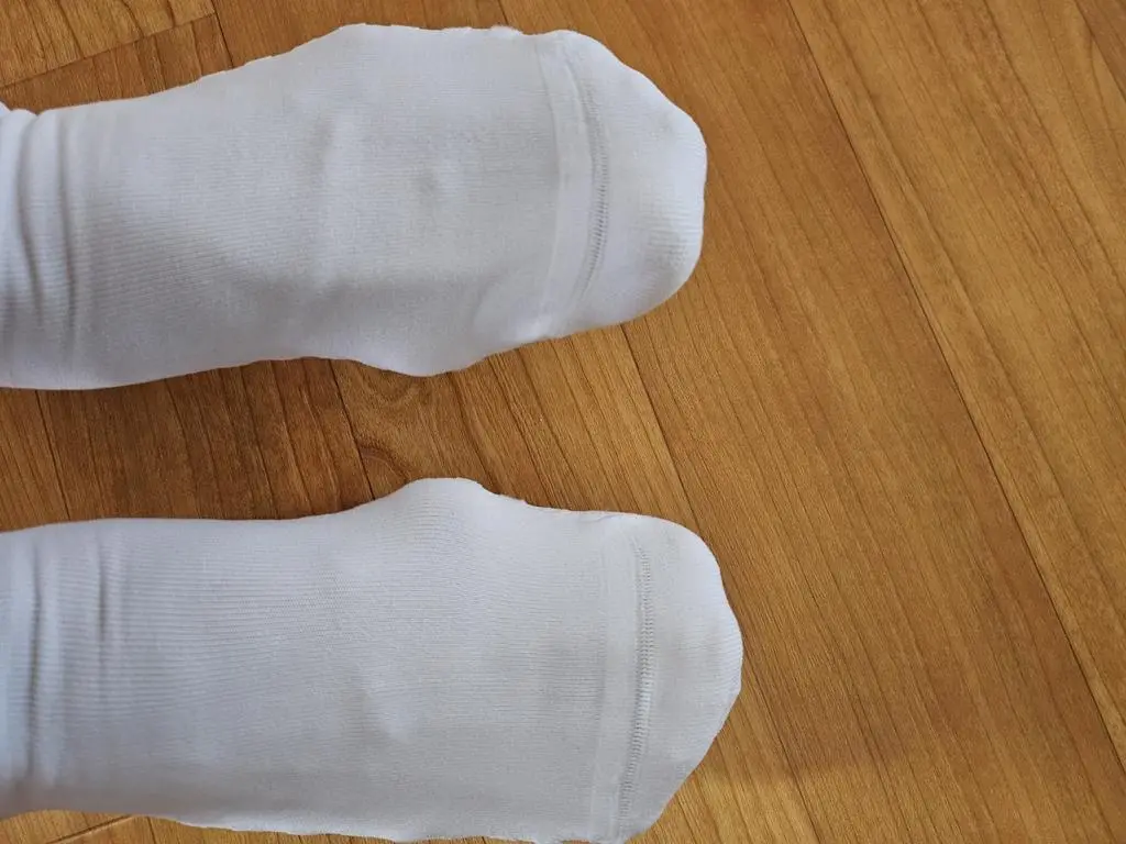 양말이 얇긴한데 바닥이 편안해요.여름에 신으면 좋겠어요 