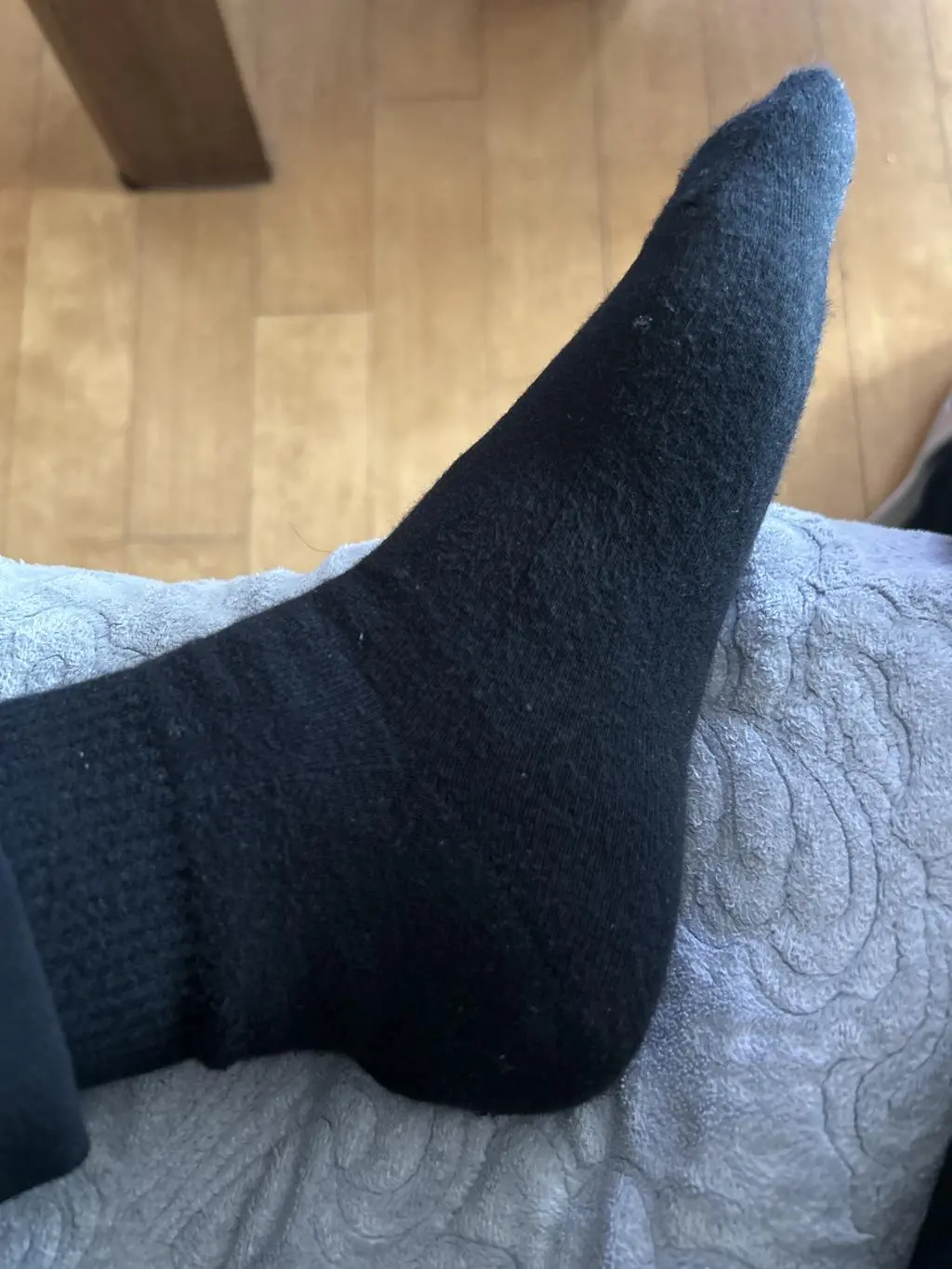 잘 맞고 바닥이 폭신해서 걸을 때 충격흡수가 되는 것 같습니다. 