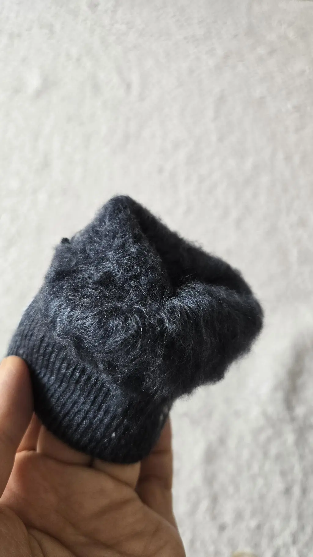 딸들 발이 많이 차가워서 구매했어요~~ 안쪽 털이 넘 부드럽고 따듯하고 좋네요! 털이 