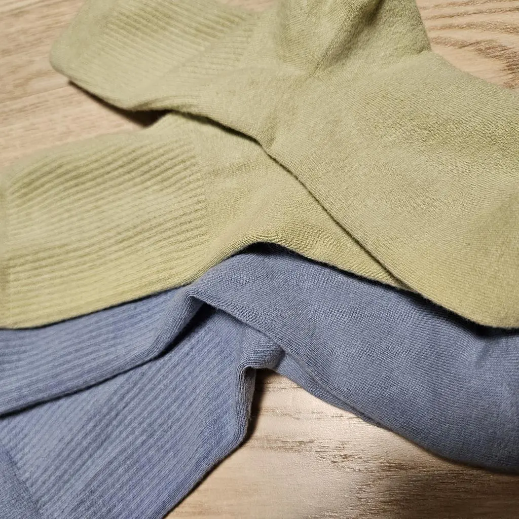 공구로 저렴하게 구매했어요~^^ 적당히  두툼하고 발목을 쫀쫀하게 잡아주니 편하게 신