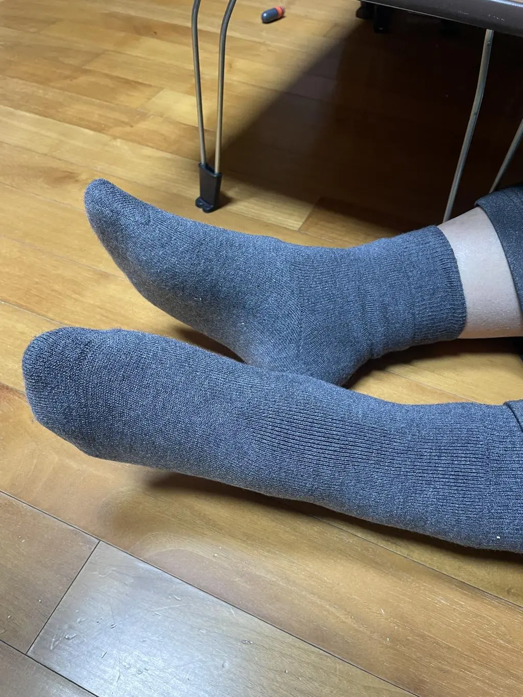 부드럽고 따뜻하고 가볍고. 뭣보다 발전체 특히 발목이 조이지 않아 안신은듯 해요
