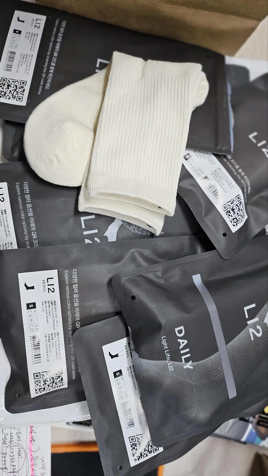 재구매:)  보드랍고 자꾸 손이가는 양말이예요! 
