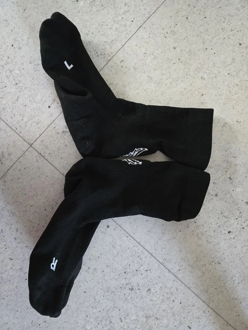 까망부터 신어봤어요. 올 최고 한파에 든든히 지켜주었어요. 러닝삭스 신고 워킹 만보!