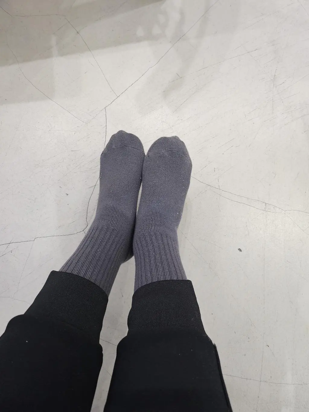 한파에 따뜻하게 잘 신고 잇어요. 두께가 좀 잇어서 매끈한 느낌은 없지만 따뜻하려면 