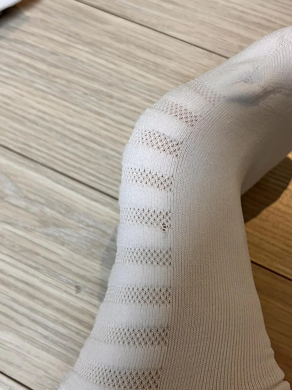 같이산 웜기모는 도톰하고 제봉 좋은데 이거는 구멍이 여러군데 있어요 천원짜리 양말도