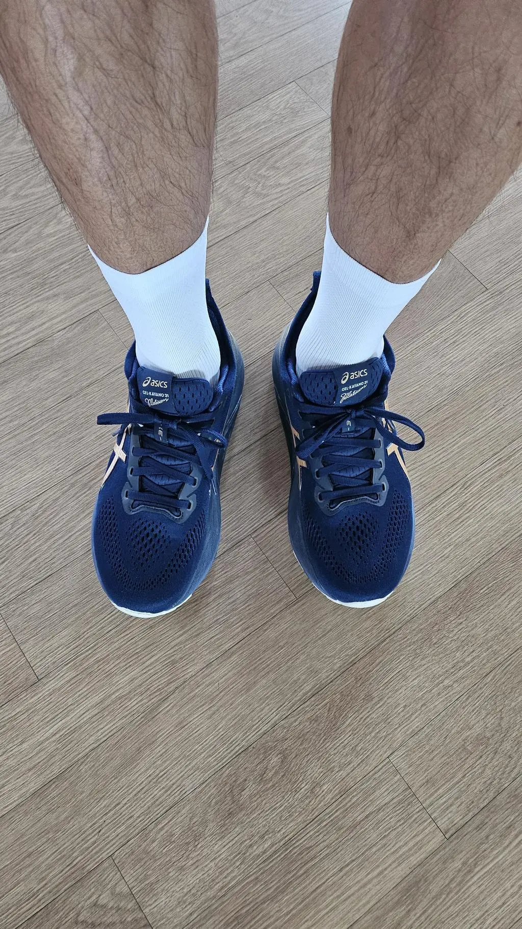 뭘 이런거까지 사냐는 와이프의 잔소리를 이겨내고 세켤레중 1켤레는 양보하겠다는 약속