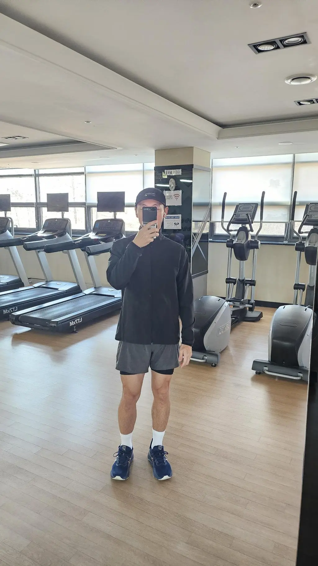 뭘 이런거까지 사냐는 와이프의 잔소리를 이겨내고 세켤레중 1켤레는 양보하겠다는 약속