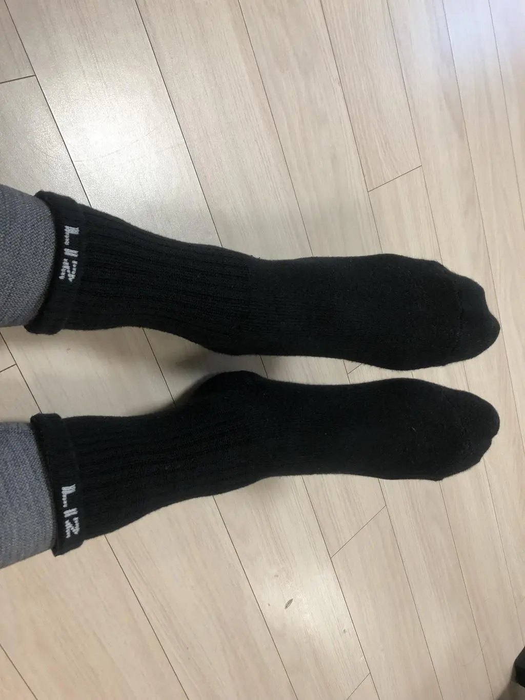 두꺼운 양말은 답답해서 선호하지 않는데 겨울이라 춥기도 하고 리뷰가 괜찮은 거 같아