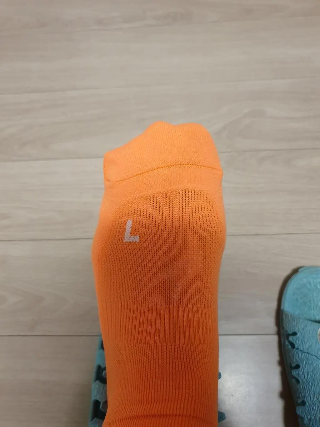 마감이 많이 아쉬워요. 사진의 새끼발가락쪽 마감이 발 모양에 맞지않게 두껍게 봉재가