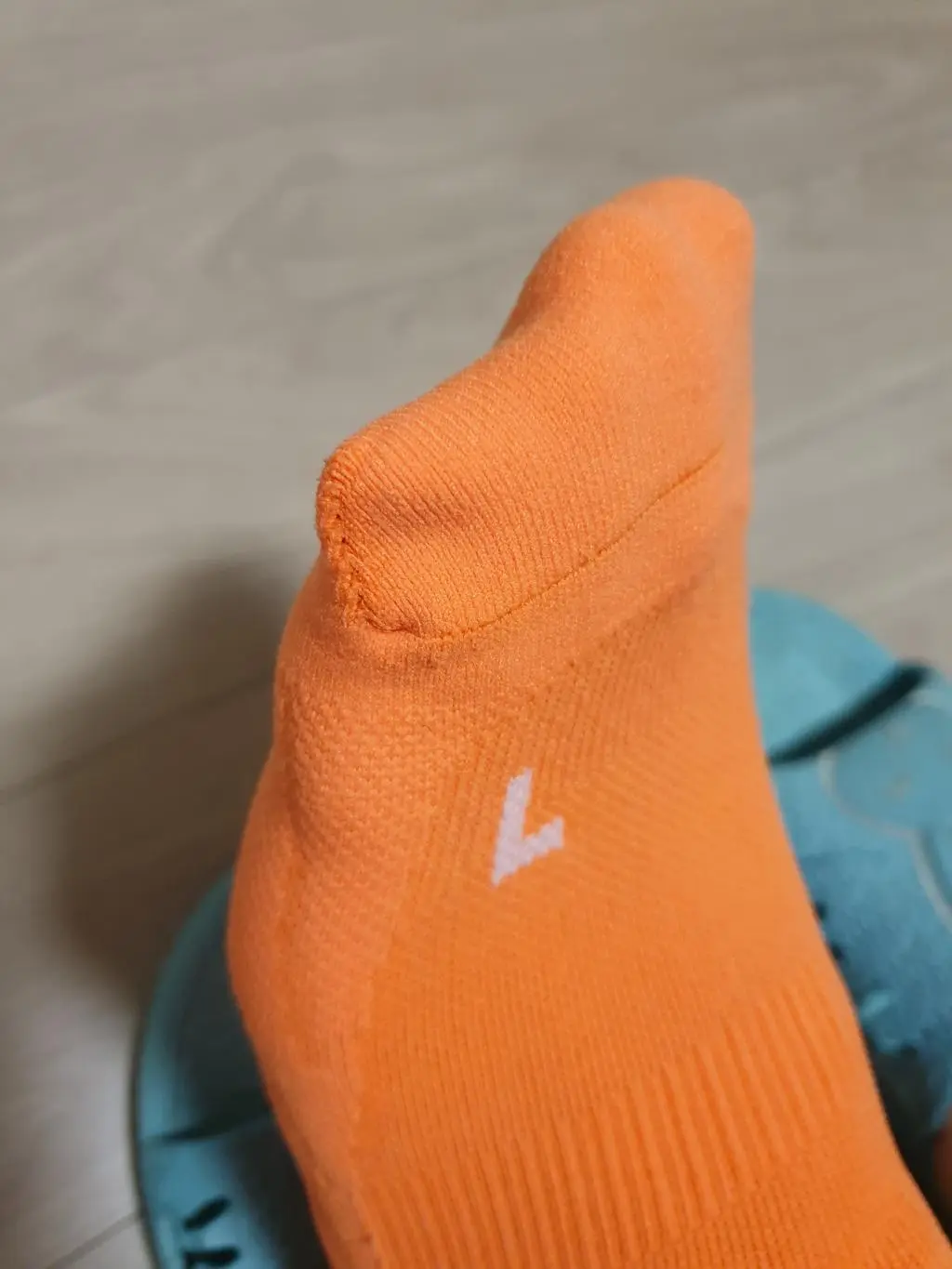 마감이 많이 아쉬워요. 사진의 새끼발가락쪽 마감이 발 모양에 맞지않게 두껍게 봉재가