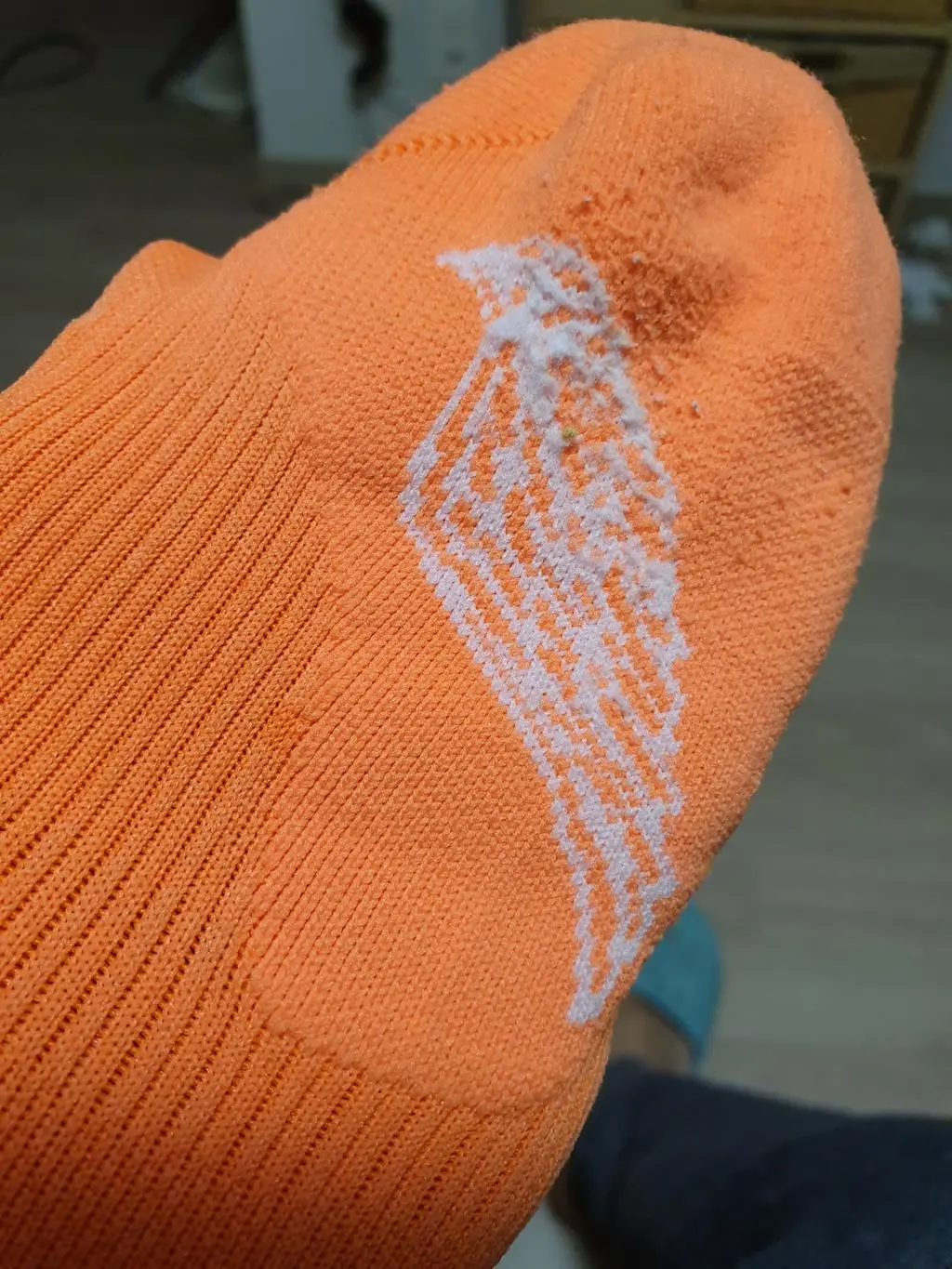 마감이 많이 아쉬워요. 사진의 새끼발가락쪽 마감이 발 모양에 맞지않게 두껍게 봉재가