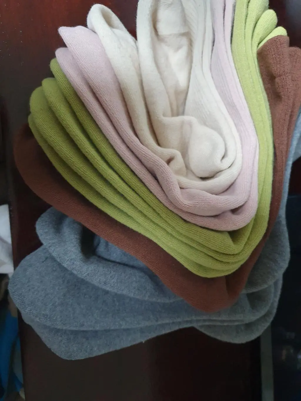 요 양말 35켤래 샀네요 뽀송뽀송하고 목이길고 쾌적해서 딱 좋네요 따듯함까지 있습니다