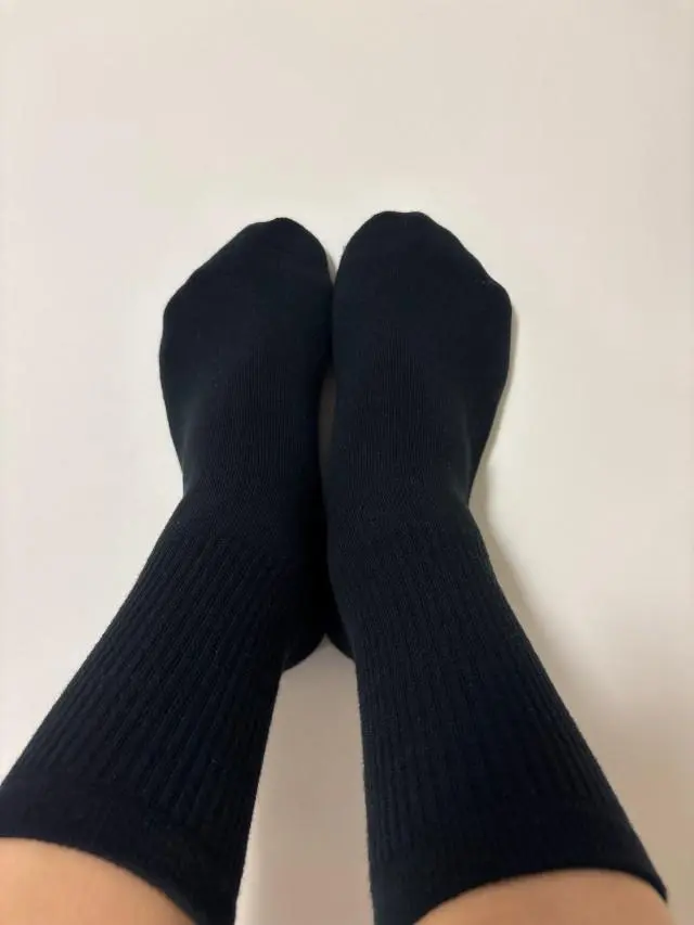 검정양말 너무 잘신고다니는데 가면갈수록 뒷꿈치고 아프고 했었거든요 근데 포근하고 