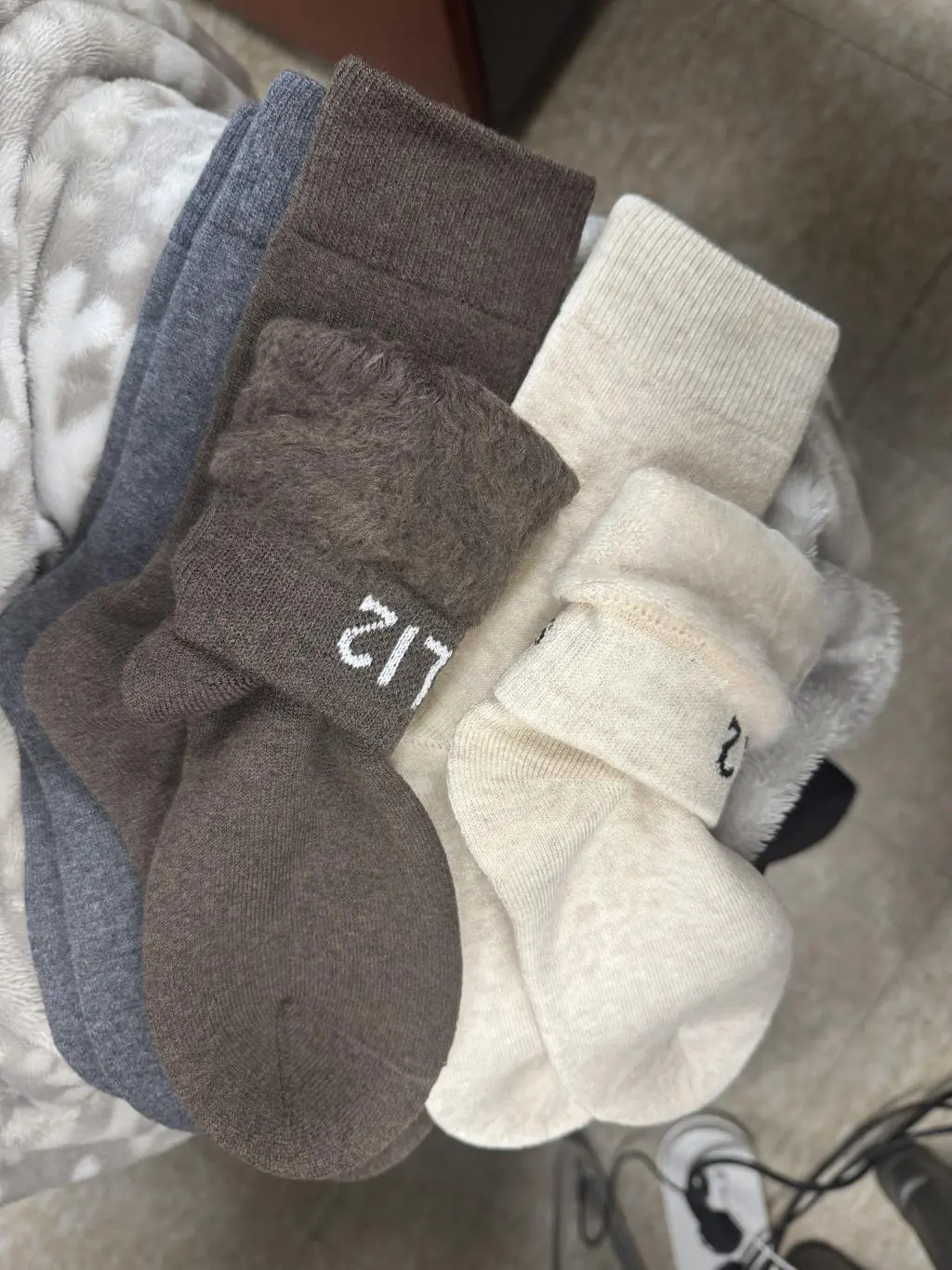 윔 기모 데일리 사서 신어보구 좋아 선물용 재구매하고 울 크루도 이번에 구매했어요  