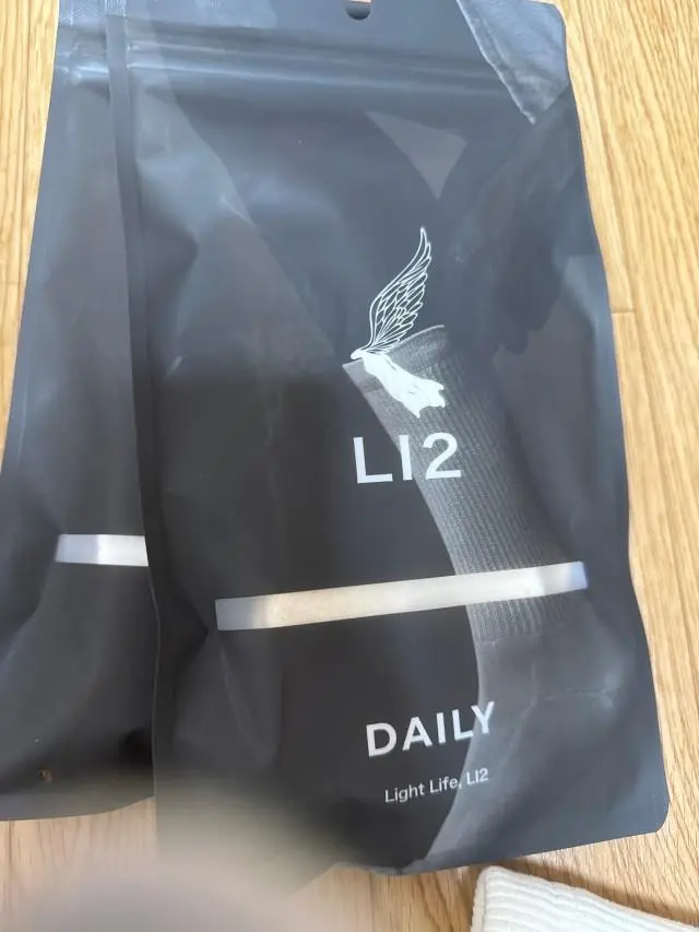 재질도 좋고 바닥도 푹식하고 족저근막염이있어서 힘들었는데 신어봐야겟어요 비싼값을