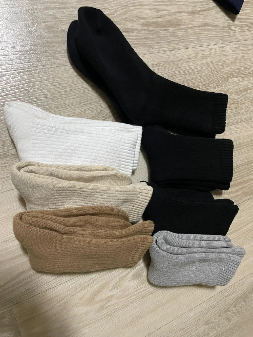 235사이즈여서 XS과 S과 고민하다가 XS로 샀는데 잘 맞아요~ 
