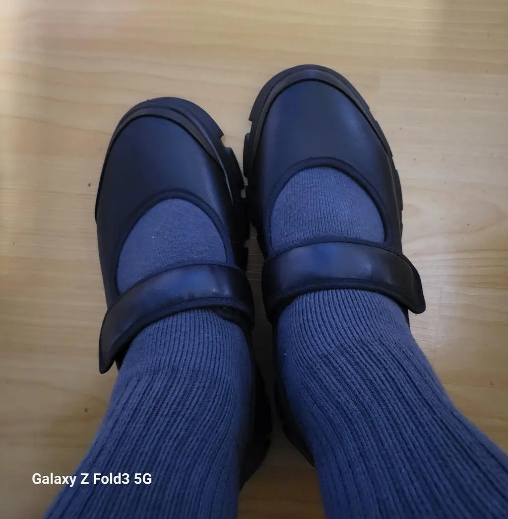 기모가 전체적으로 있어서 신으려는 신발을 한 치수 높혀서 재구매 했습니다
