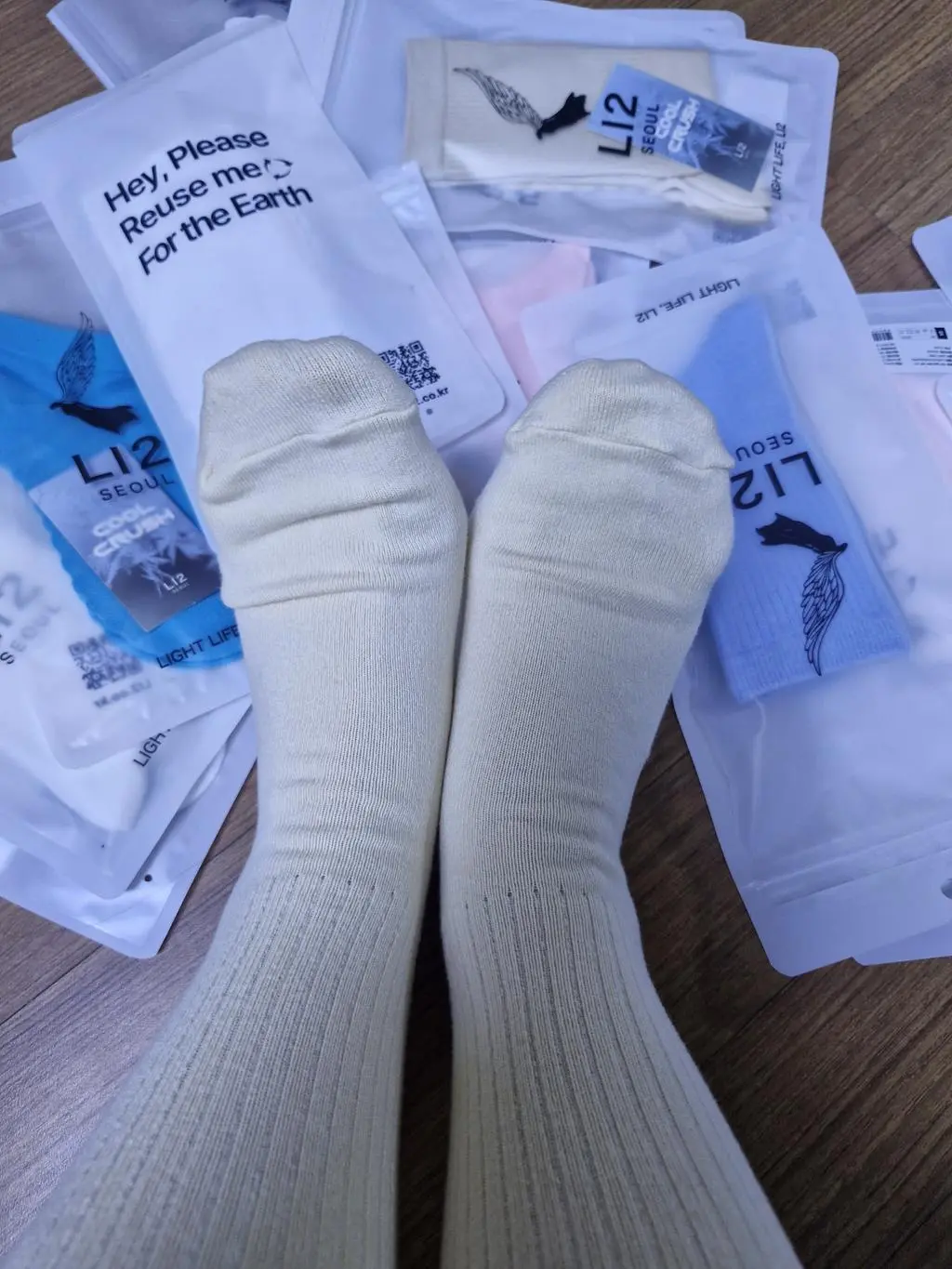 대량으로 구매했어요-! 질이 좋아요~~ 양말 색감도 예쁘게 잘나왔지요..