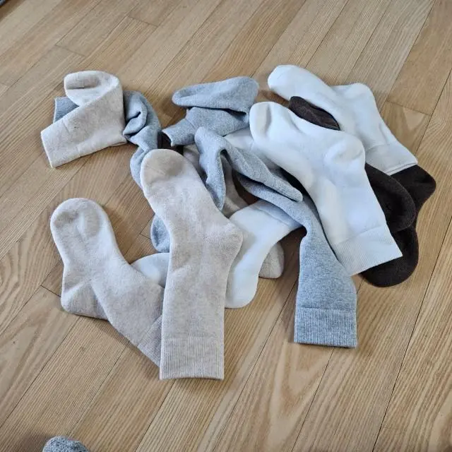 남편꺼 3개랑 제꺼 4개 구매했는데 넘넘 만족스러워요. 두꺼운 양말 신어도 땀은 흡수되