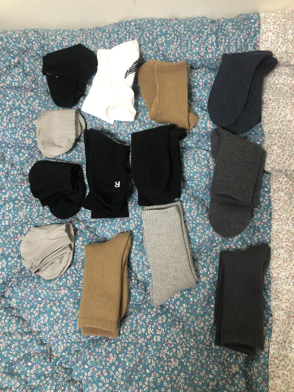 메리노울 3켤레. 기모 웜 5켤레. 러닝용 3켤레. 에어 리버커리 스니커즈 5켤레를 한꺼번