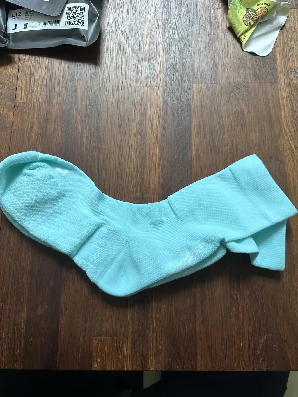 밑창이 도톰하고 착용감이 좋습니다.
