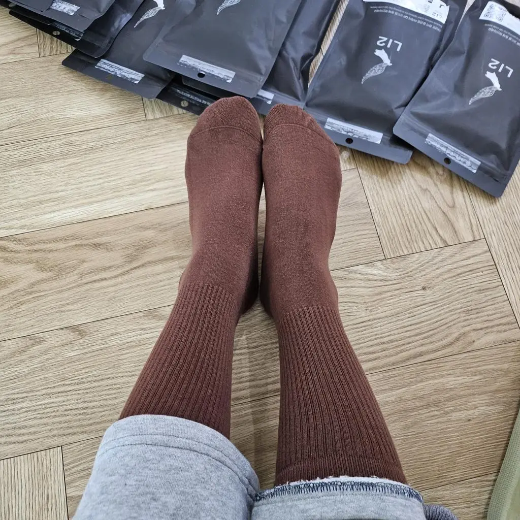 양말 목부분 길이가 적당히올라오고 부드럽지만 탄탄히 잡아주네요.
