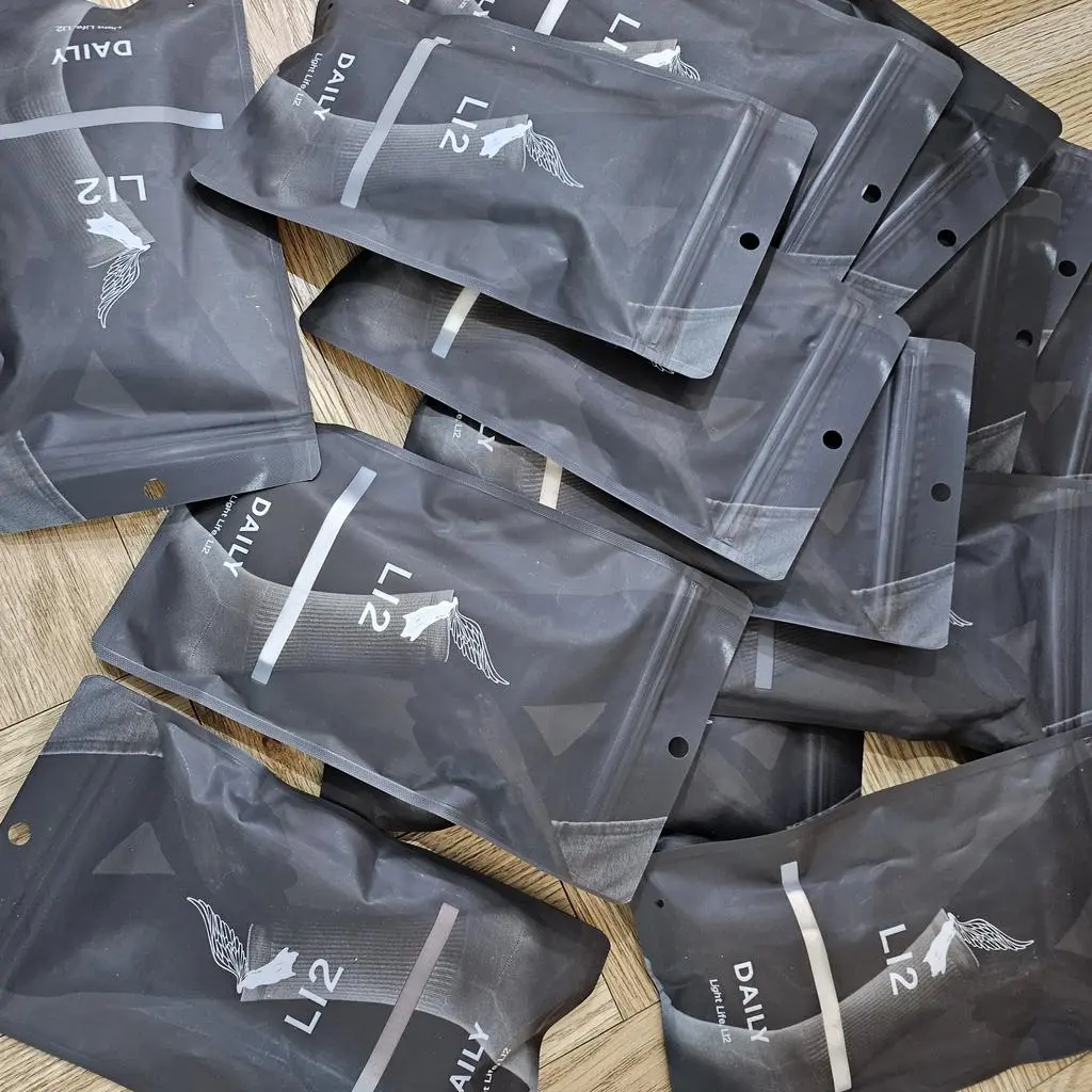 양말 목부분 길이가 적당히올라오고 부드럽지만 탄탄히 잡아주네요.
