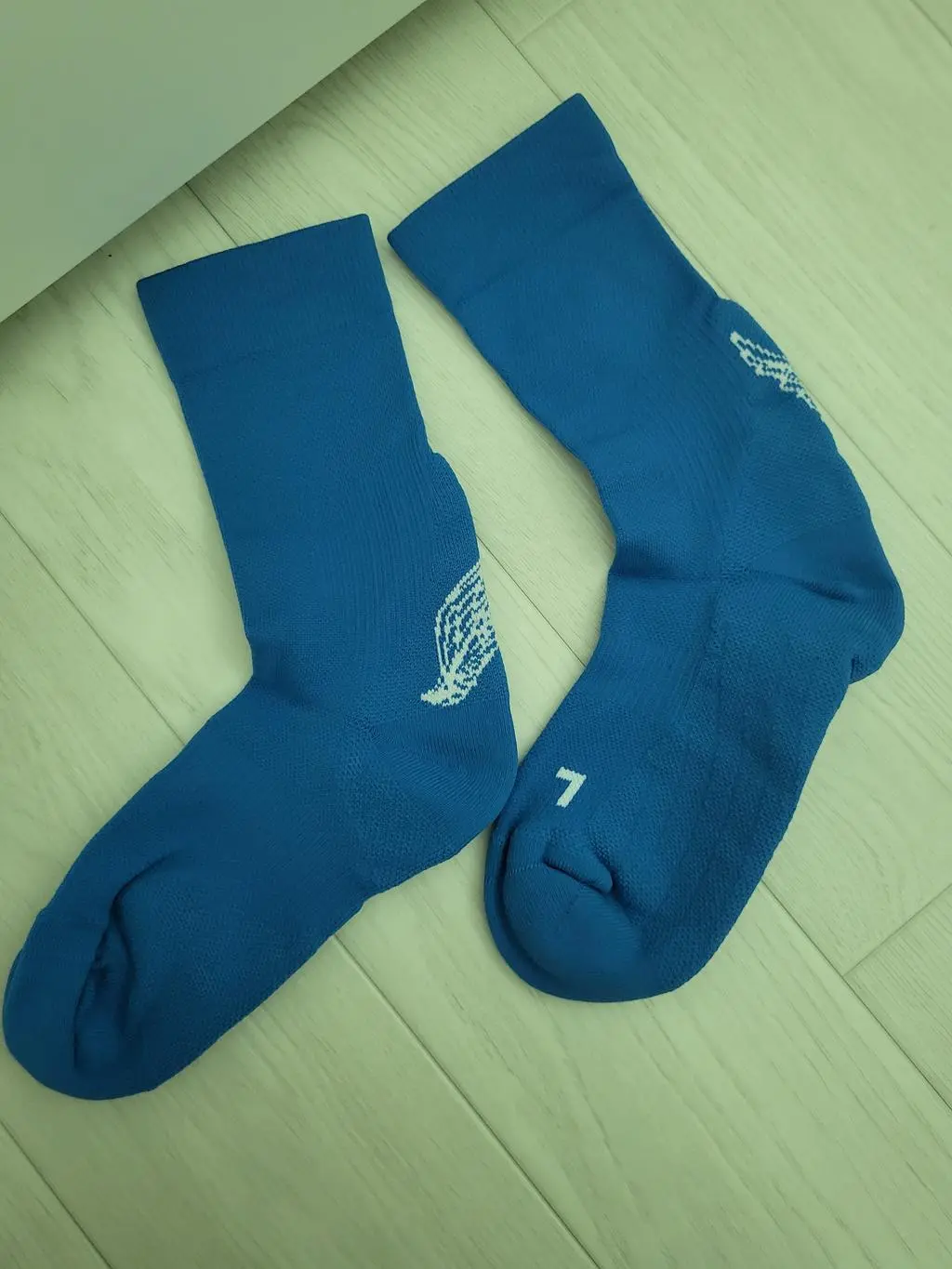 색상도 이쁘고 왼발 오른발 구분도 되있구요
