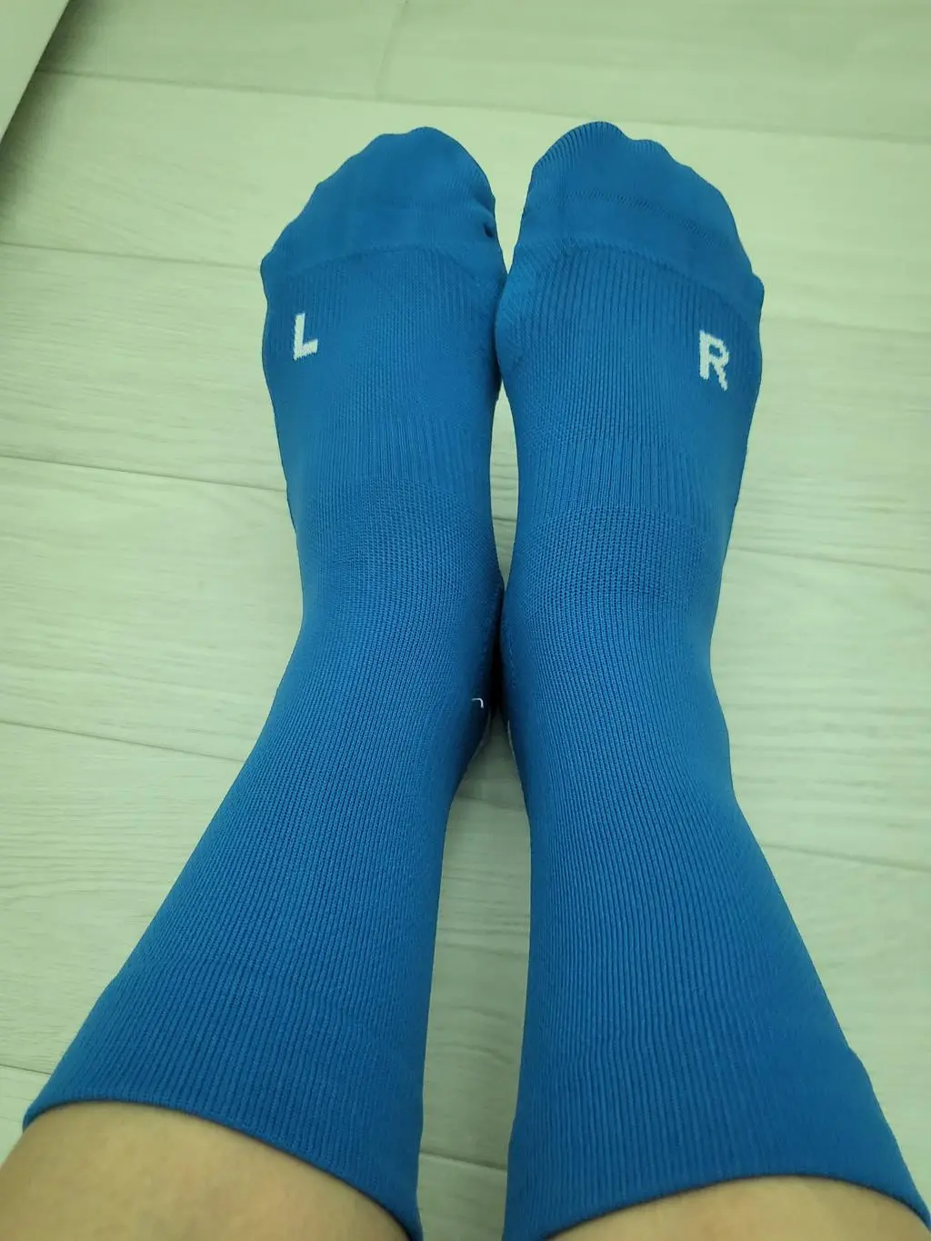 색상도 이쁘고 왼발 오른발 구분도 되있구요
