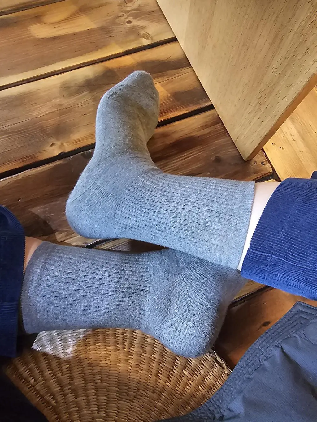 양말 목이 길어서 아주 편하고, 따뜻하답니다. 종일 양말신고 퇴근해서 양말 벗어도 발