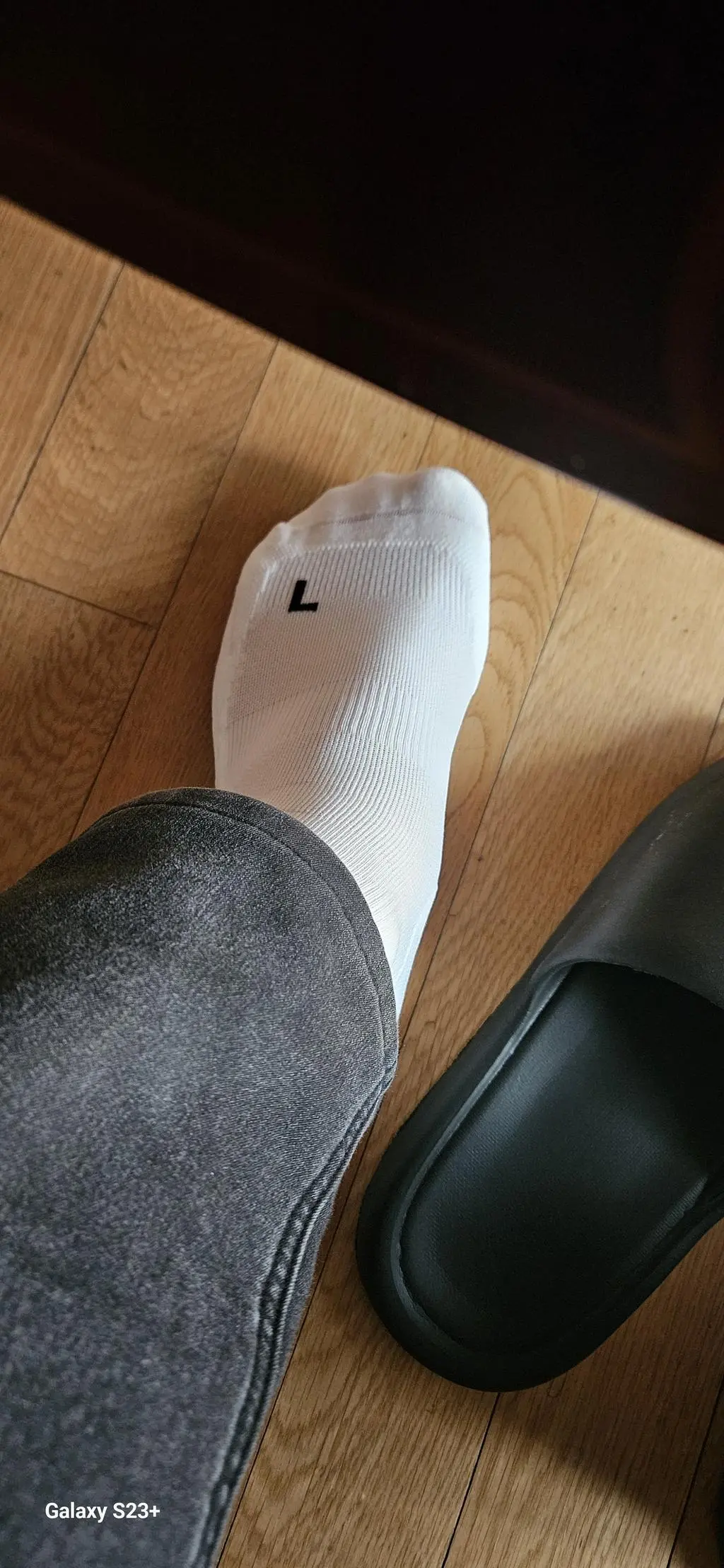 운동할때 편하고요 평상시에도 너무편합니다 디자인도 이쁘고요  발이 너무편해서 왜 삭