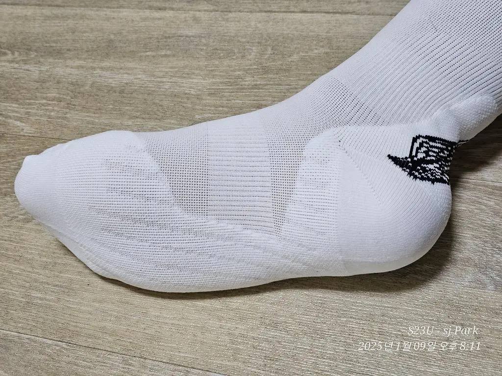 쫀쫀하니 발에 착 감기는 느낌  좋네요.
