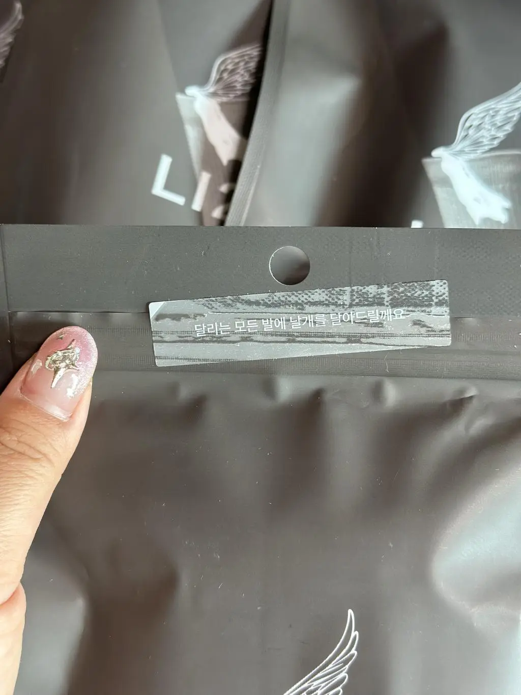 바닥 쿠션감이 좋아서, 하루종일 걷거나 운동하거나 해도 발바닥이 안 아프네요. 효과가