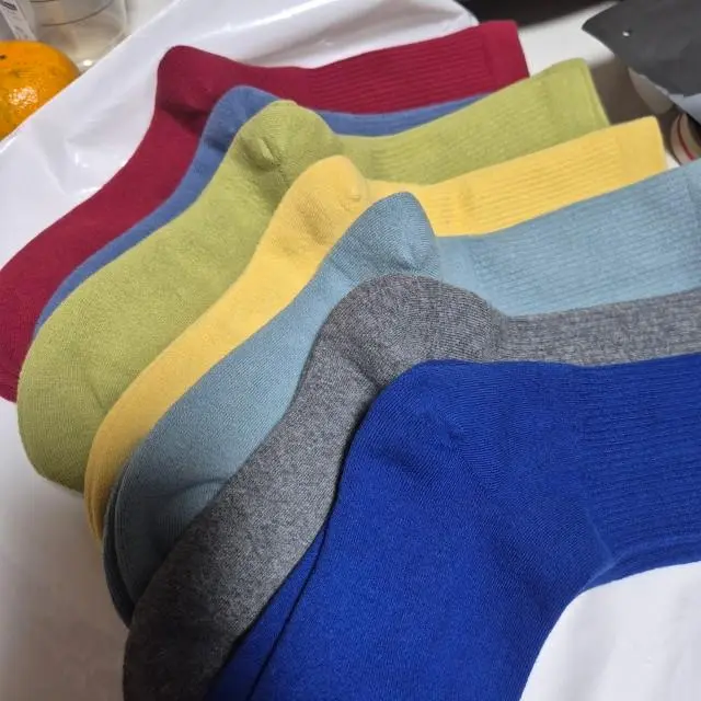 색이 화면이랑 달라요 쨍한 색깔이 파스텔톤보다 훨씬 예뻐요! 발목 밴드는 흘러내리거