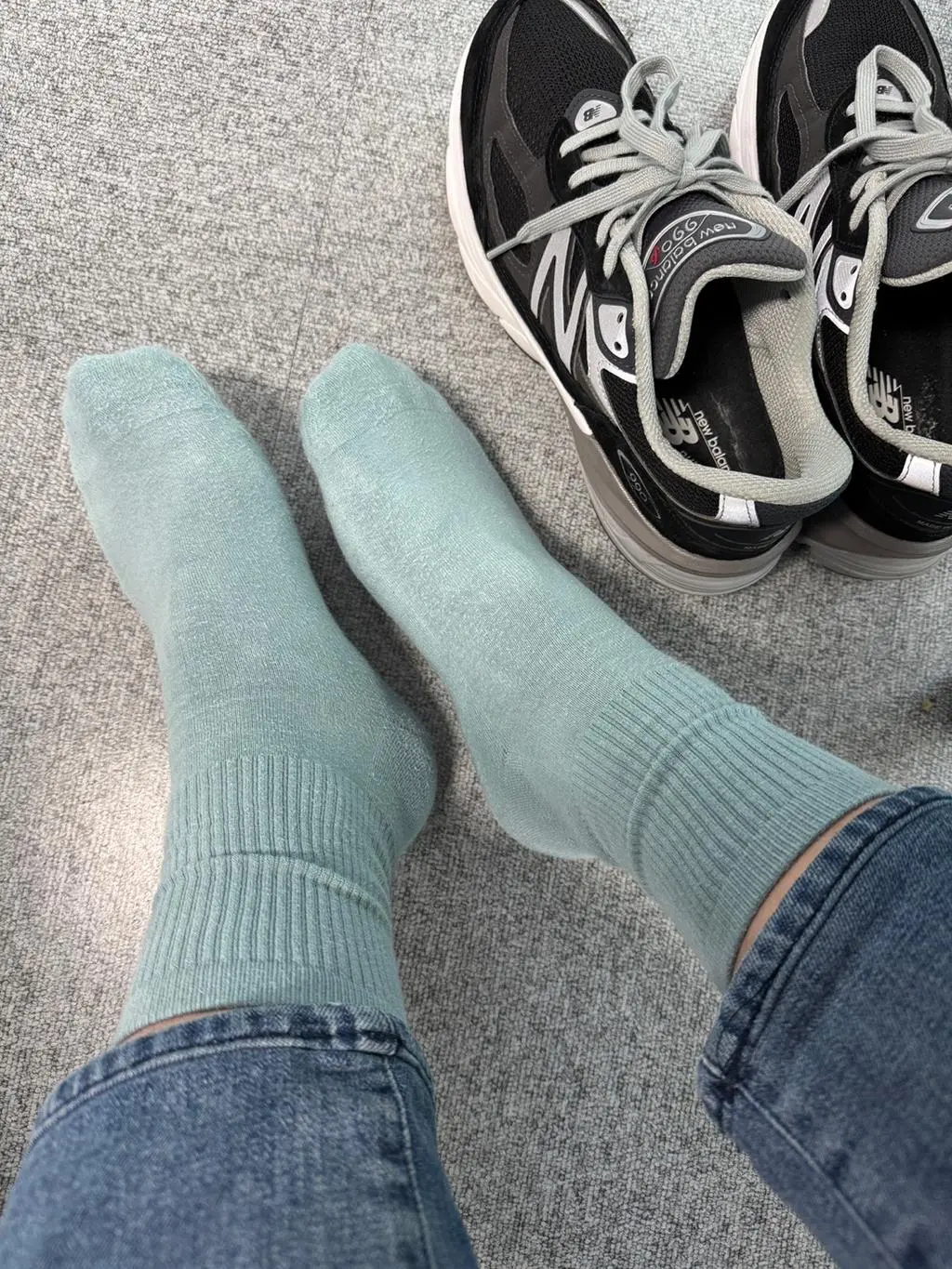 두번 세탁하고 세번째 신어봤습니다. 일단 잘 흘러내리지 않아요. 바닥은 푹신합니다. 