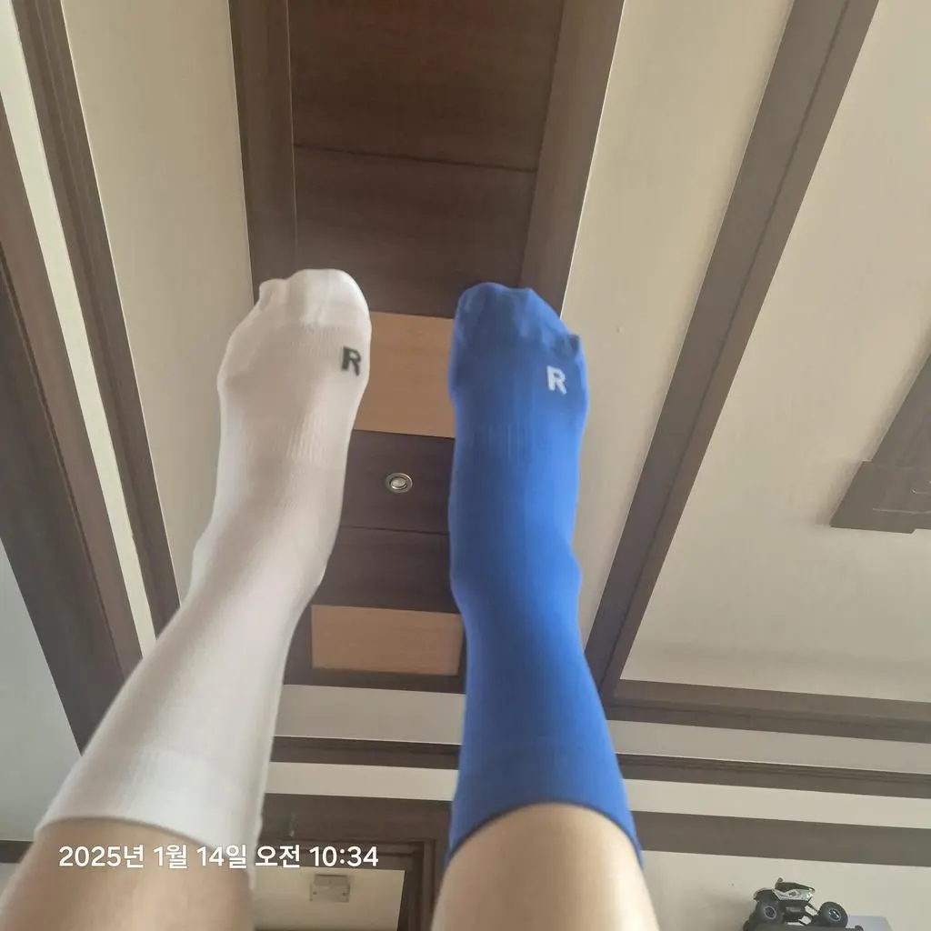 얄삭하고  쫀쫀한  탄력감이  발에  기능성  코르셋  입혀놓은듯  제대로  기능하네요 