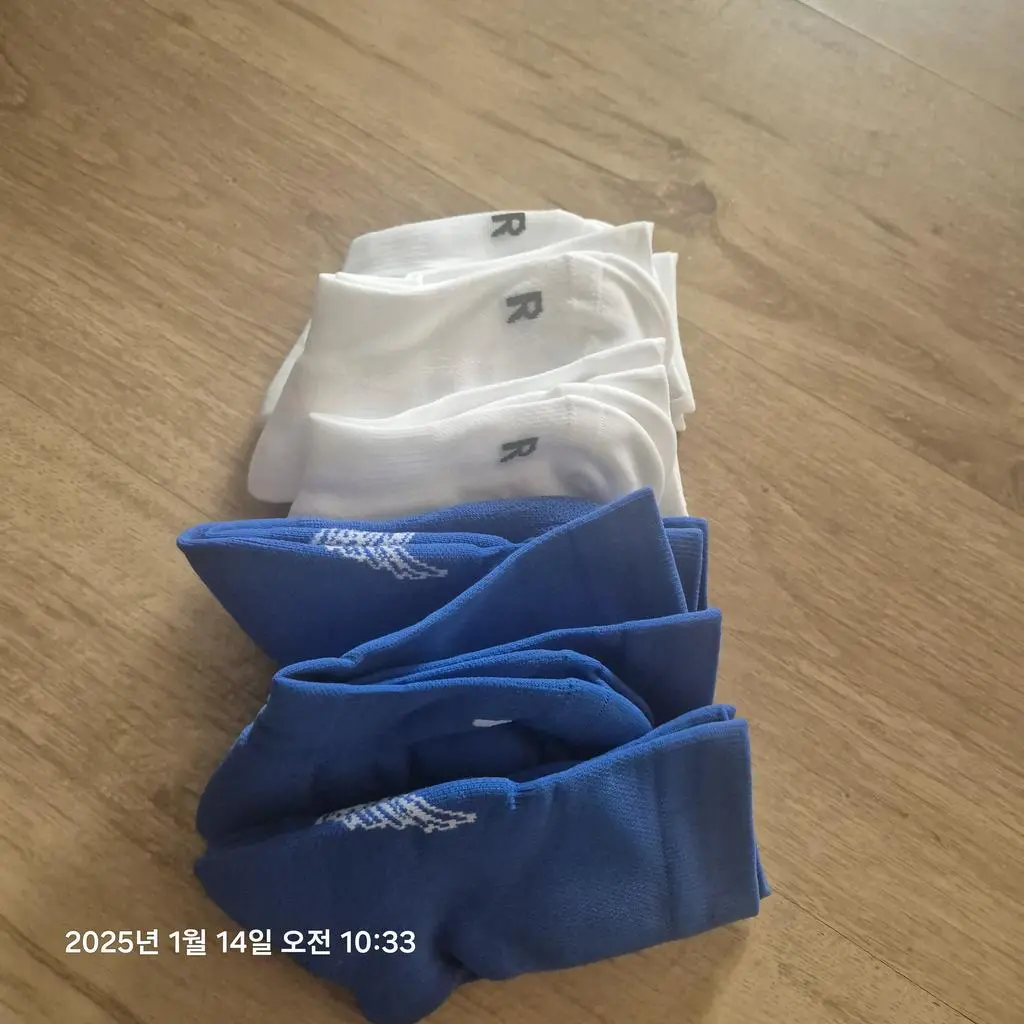 얄삭하고  쫀쫀한  탄력감이  발에  기능성  코르셋  입혀놓은듯  제대로  기능하네요 