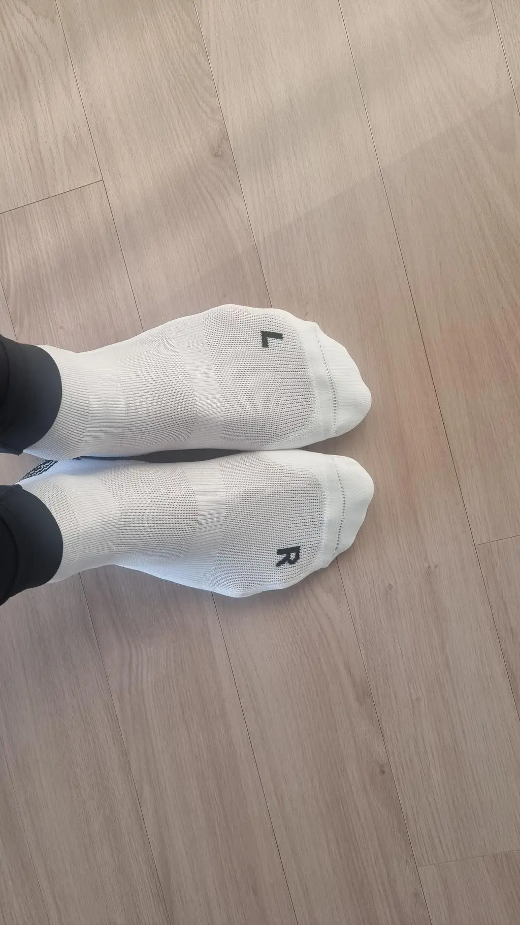 러닝시 발바닥 충격이 많이 가는 부위는 두껍게 보강된 구조이고 발목은 짱짱하게 잡아