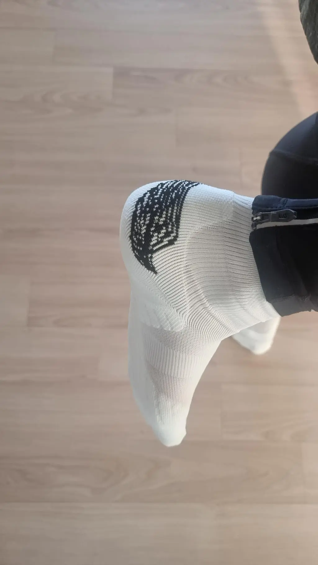 러닝시 발바닥 충격이 많이 가는 부위는 두껍게 보강된 구조이고 발목은 짱짱하게 잡아